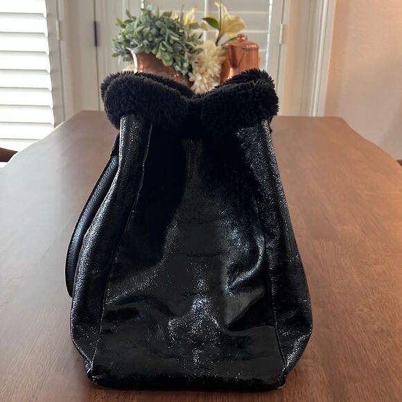 LAURA DI MAGGIO patent crinkled and Shearling hand bag Black color. - Picture 3 of 12